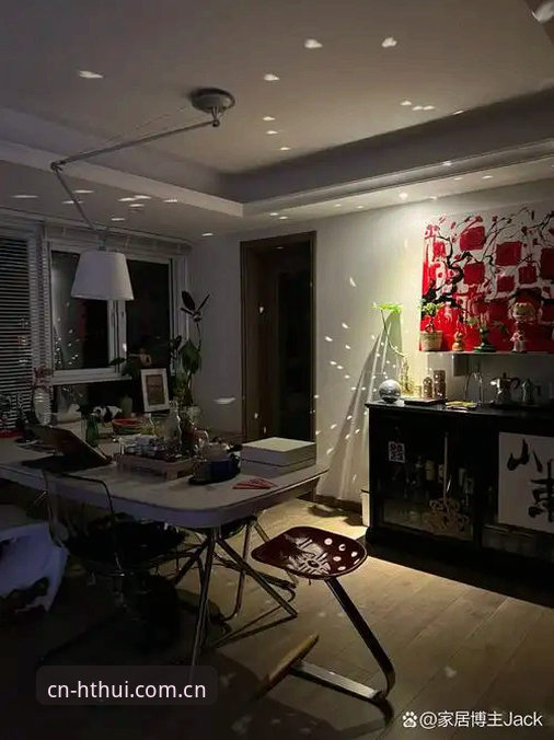 昨天深夜，我关掉客厅的顶灯，只留手机屏幕的微光，盯着华体会实时比分页面发呆。距离2026年NBA选秀还剩下不到36小时，买一桶爆米花坐在沙发上等着看直播。按理说这种休赛期的夜应该空空荡荡，可我的手指在键盘上停了两秒，因为一条醒目的推送跳了进来——字母哥的交易传闻，且快船队被顶到了风暴的最中央。这种感觉就像点了杯家常咖啡，结果拉花上给你端出来一个森林大火。